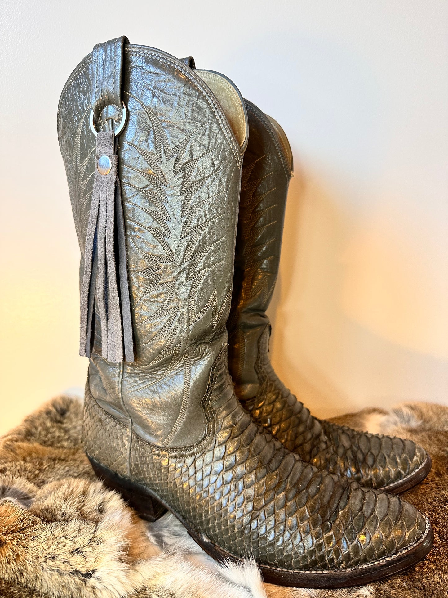 GREY SNAKESKIN COWGIRL BOOTS